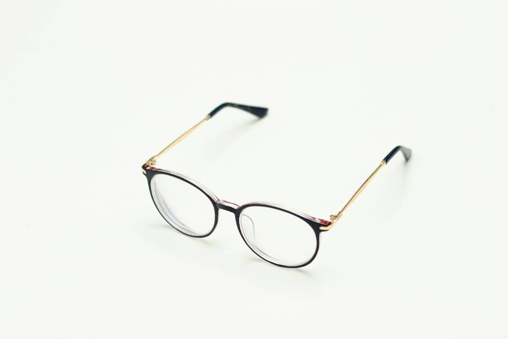 【鏡片功能大解析】配眼鏡不只挑外型，鏡片選對才是關鍵！(示意圖)