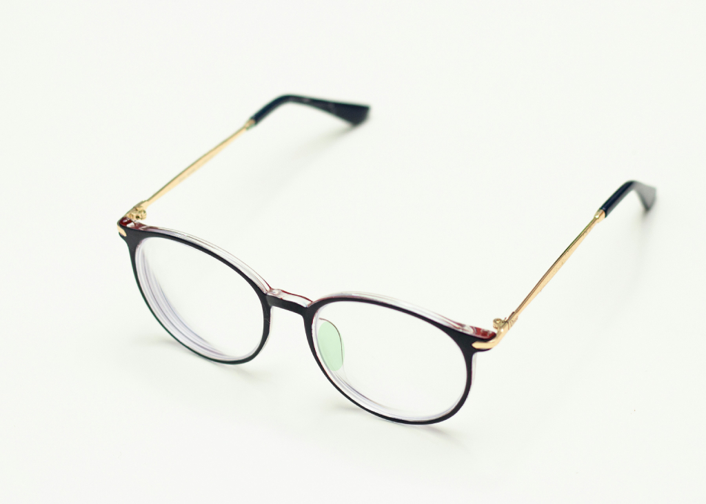 眼鏡鼻墊變綠是正常的嗎？教你原因與清潔保養方法