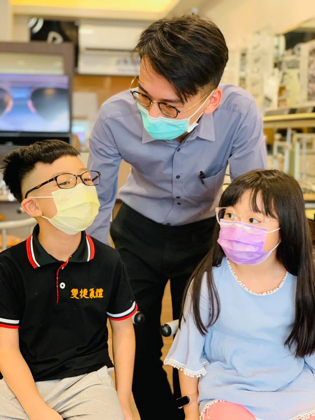 圓山眼鏡幫小朋友們配戴專屬眼鏡(顧客實例)