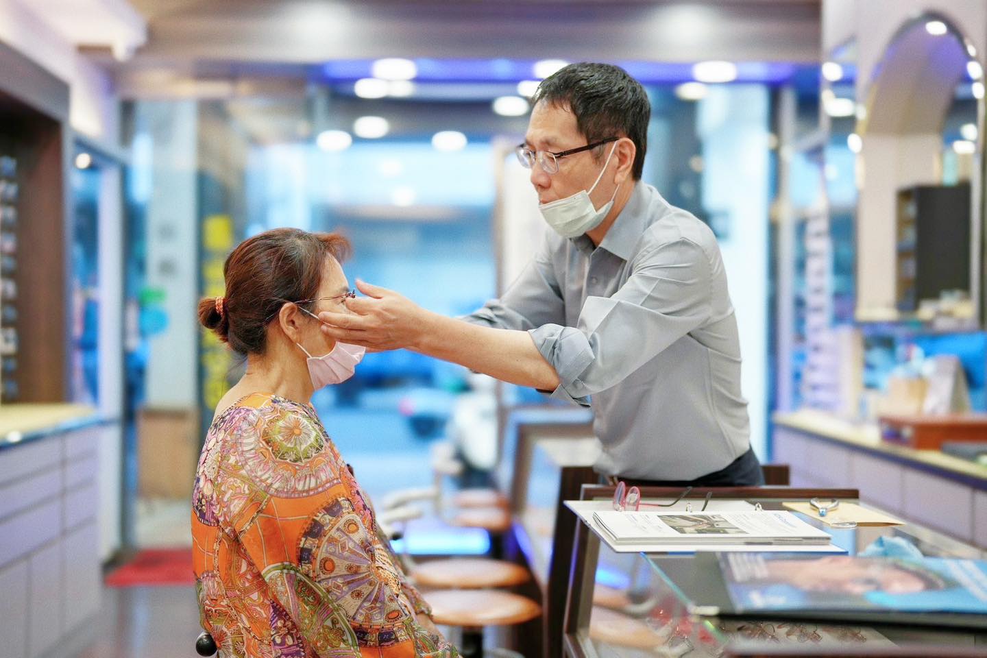 圓山眼鏡專科幫助客人挑選到最適合自己的產品